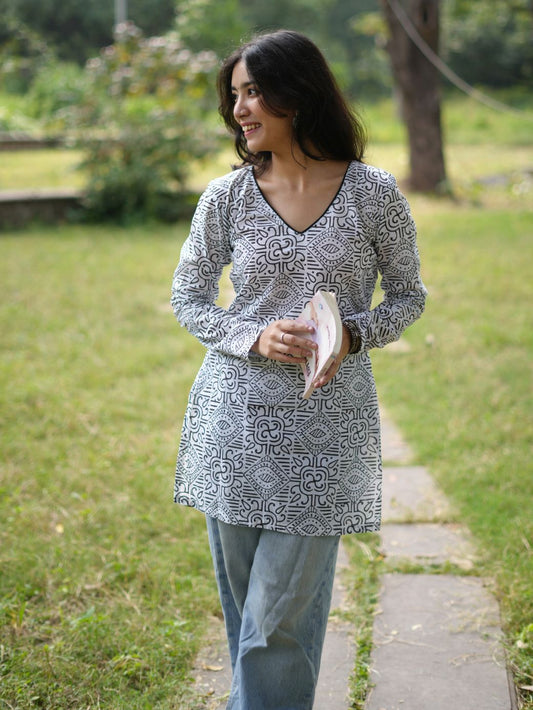 Reyna Geo Print V-Neck Short Kurti