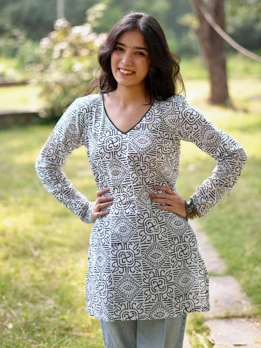 Reyna Geo Print V-Neck Short Kurti