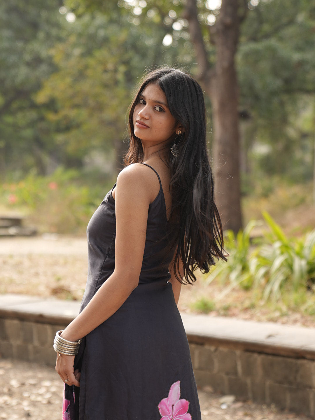 Raatrani Black Floral Handcrafted Sleeveless Kameez