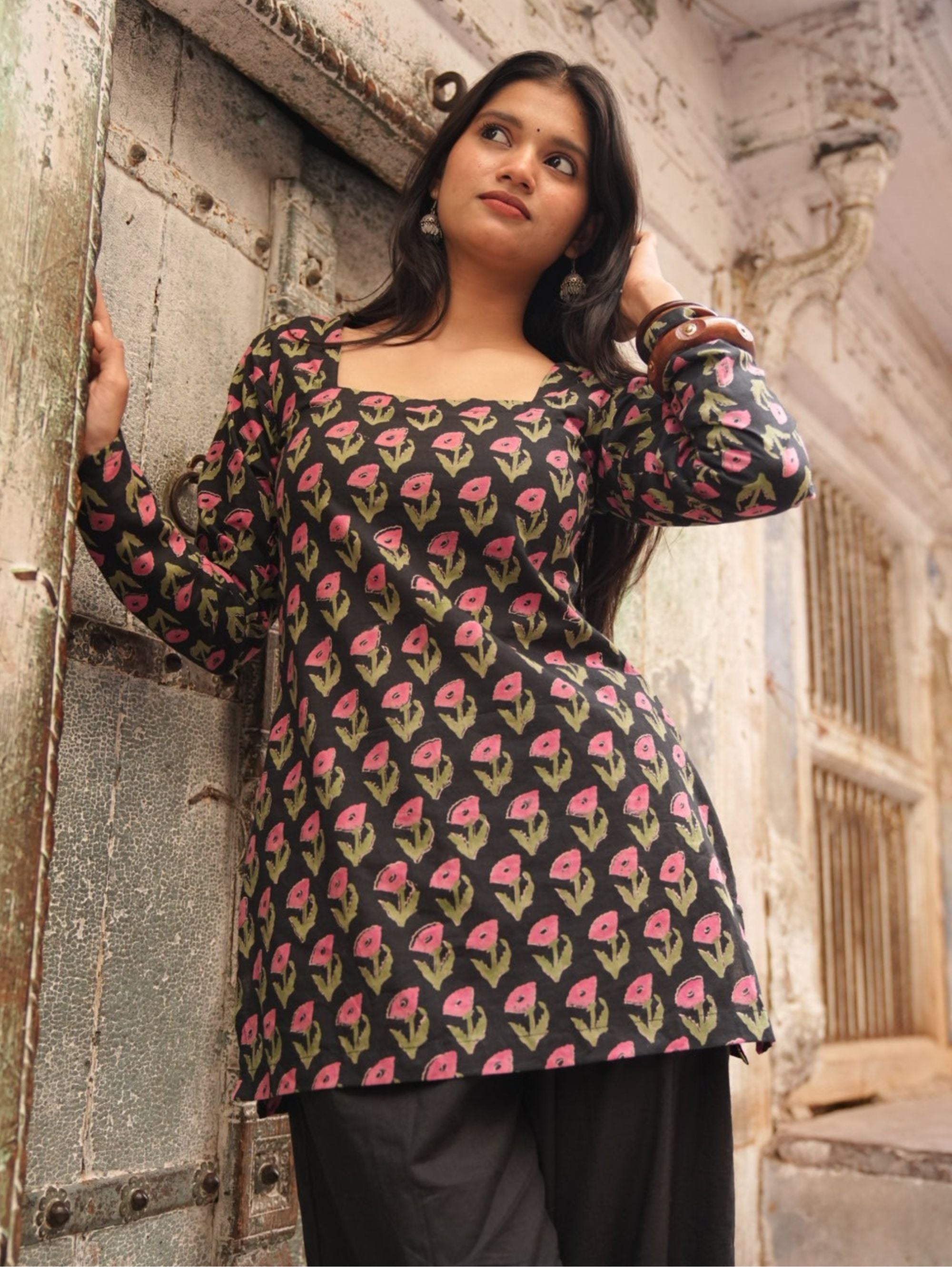 Siyahi Phool Cotton Square Neck Short Kurti