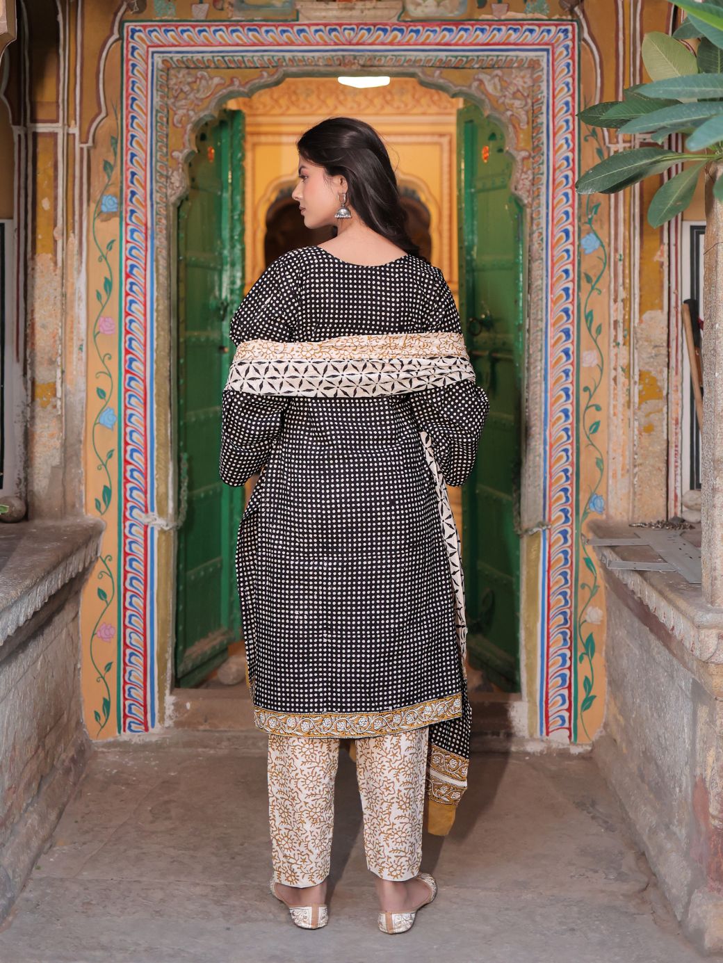 Jannat Straight Kurta Set – 3 Piece