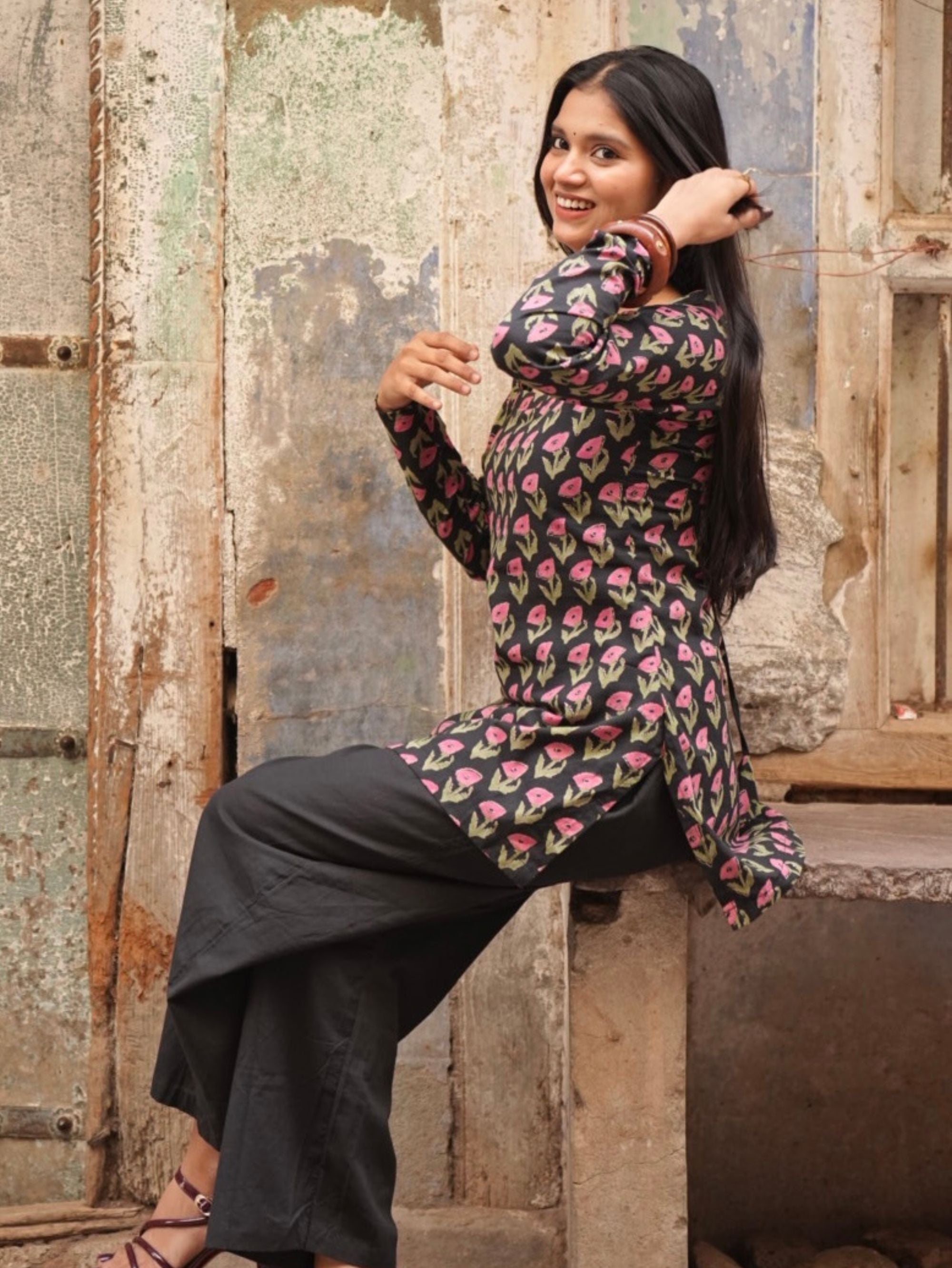 Siyahi Phool Cotton Square Neck Short Kurti