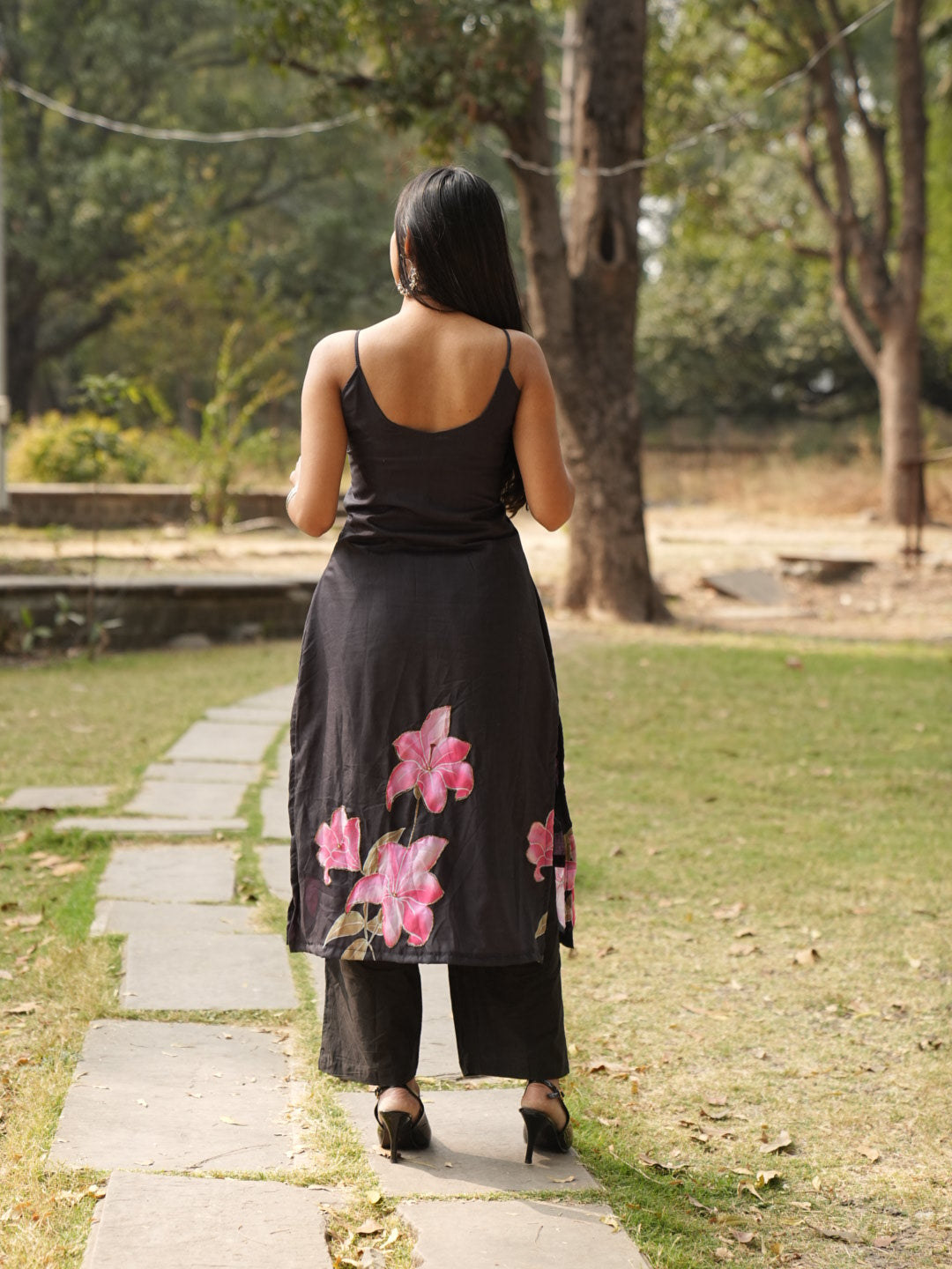 Raatrani Black Floral Handcrafted Sleeveless Kameez