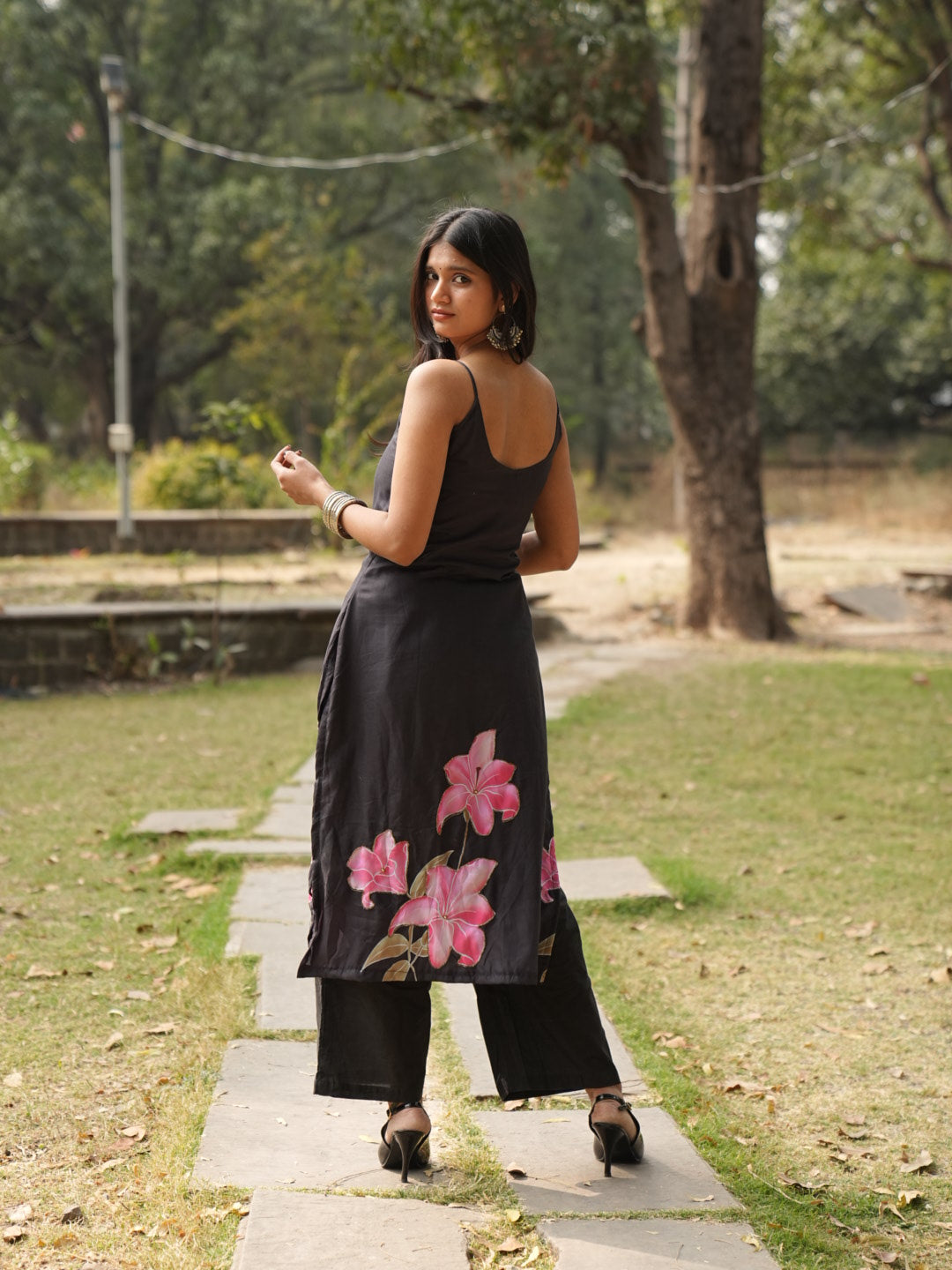 Raatrani Black Floral Handcrafted Sleeveless Kameez