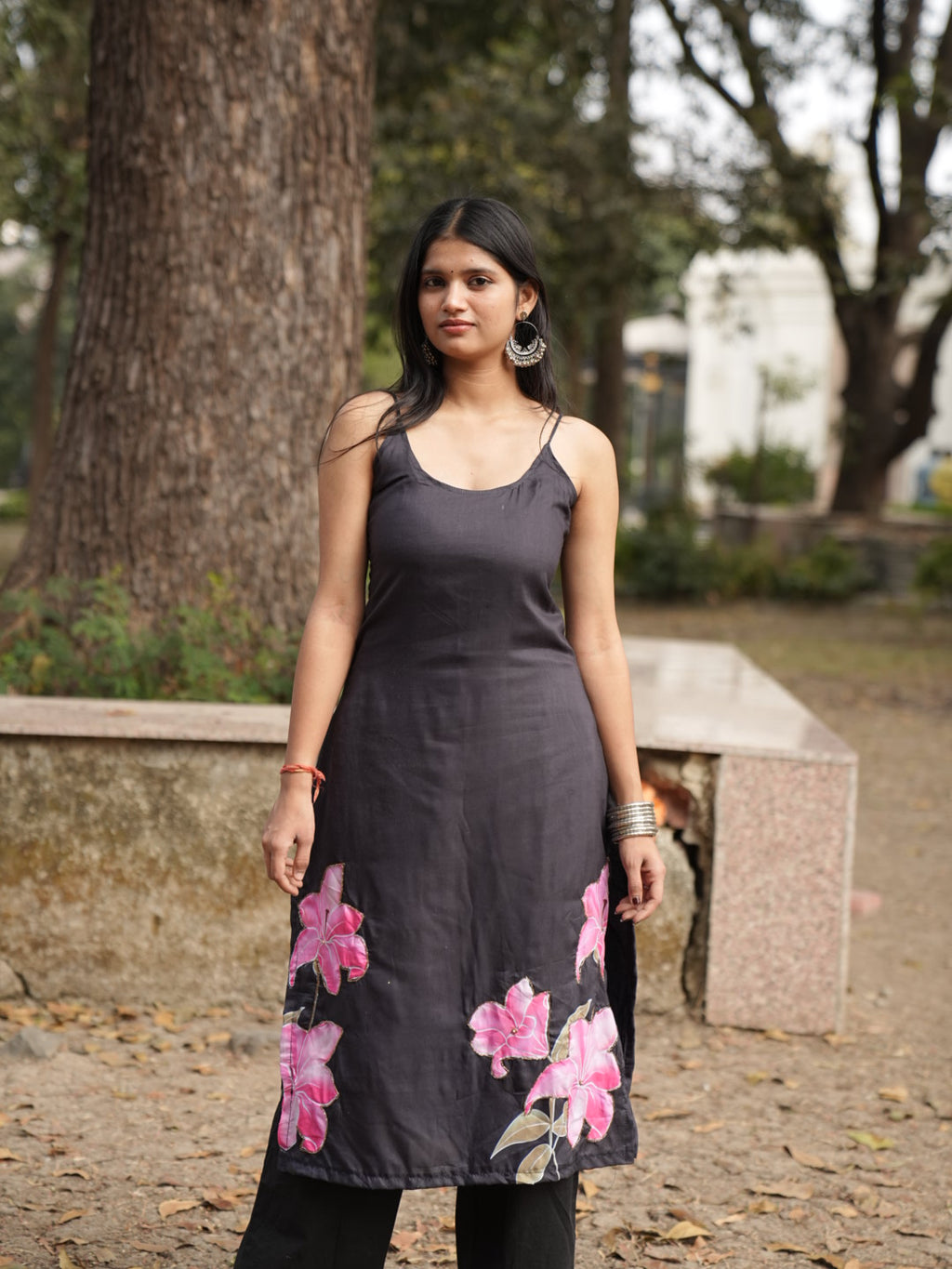 Raatrani Black Floral Handcrafted Sleeveless Kameez